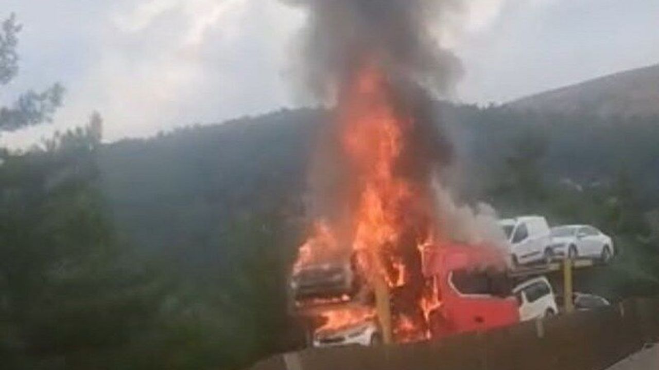 Mersin Otoyolunda Otomobil Taşıyan Tırda Korkunç Yangın