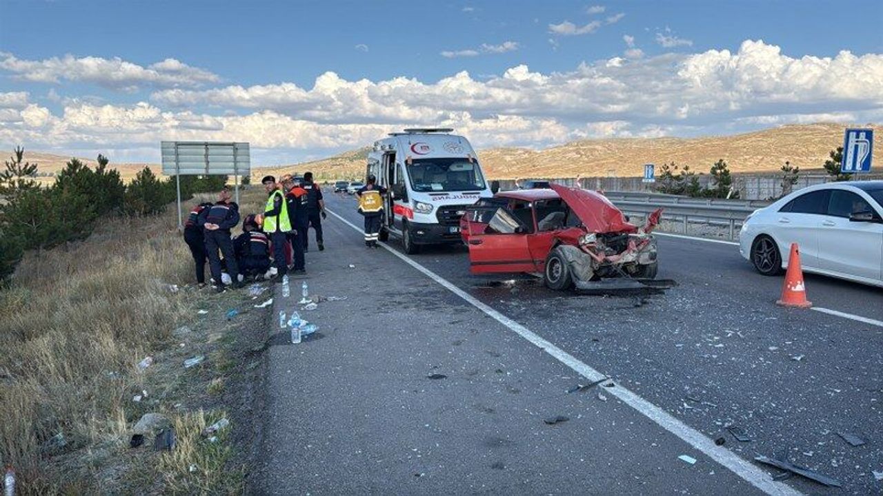 Sivas'ta Otomobilin Tıra Çarpması Sonucu 6 Kişi Yaralandı