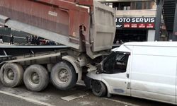 Damperi açık kamyon faciaya neden oldu: Üst geçit çöktü, 3 yaralı