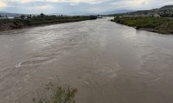 Irmağa giren 2 genç akıntıya kapılarak kayboldu