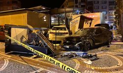 Kontrolden çıkan otomobil otobüs durağına çarptı