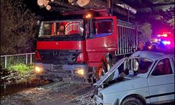 İki araç kafa kafaya çarpıştı: 2’si ağır 3 yaralı