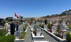 Deprem mezarlığında buruk arefe