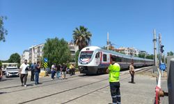 Trenin altında kalan yaya ağır yaralandı