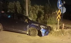 Önce elektrik direğine, ardından da motosiklete çarptı