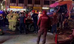 Tır iki otomobile çarptı: 5 kişi öldü, 6 kişi yaralandı