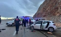 İki otomobil kafa kafaya çarpıştı: 8 yaralı