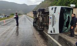 Cenaze dönüşü minibüs devrildi: 4 yaralı