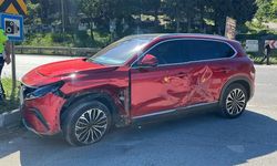 SUV ile otomobil çarpıştı: 1'i çocuk 2 yaralı