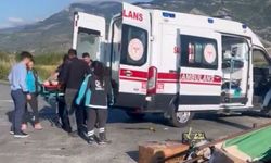 Kamyonet ile otobüs çarpıştı:1 yaralı
