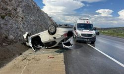 Takla atıp refüje giren otomobilde 4 kişi yaralandı