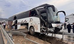 Otomobille yolcu otobüsünün çarpıştığı kazada 9 kişi yaralandı