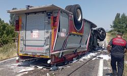 Kaza ihbarına giden itfaiye aracının devrilmesi sonucu 2 itfaiyeci yaralandı