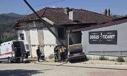 Deponun duvarına çarpan otomobildeki yaşlı karı koca hayatını kaybetti