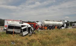 Yolcu minibüsü tıra çarptı: 16 yaralı