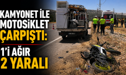 Kamyonet ile motosiklet çarpıştı: 1’i ağır 2 yaralı