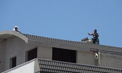 Bunalıma girip çatıya çıkan şahsı polis ekipleri ikna etti