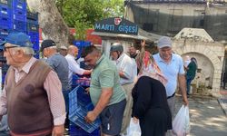 Halde alıcı bulamadığı 4 ton domatesi vatandaşlara ücretsiz dağıttı