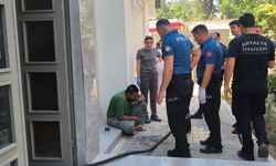 Annesine sinirlendi kendini eve kapatıp yakmaya çalıştı