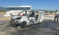 Muğla’da seyir halindeki araç alev alev yandı