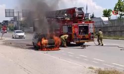 Seyir halindeki otomobil alev alev yandı