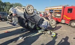 Motosikletin çarptığı otomobil devirildi: 4 yaralı