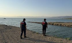 Akıntıya kapılan emekli polis hayatını kaybetti, oğlu kurtarıldı
