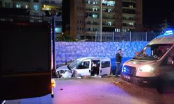 İstinat duvarından yan yola uçtu: 2 yaralı