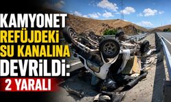 Kamyonet refüjdeki su kanalına devrildi: 2 yaralı