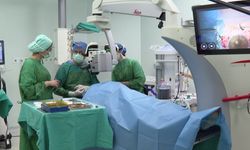 Göz hekimleri, canlı yayında 4 günde 70 ameliyat yapacak