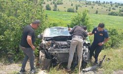 Hafif ticari araç şarampole devrildi: 1 ölü, 2 yaralı