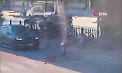 Yolun karşısına geçerken iki aracın çarptığı çocuk hayatını kaybetti