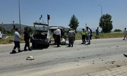 Seyir halindeki iki otomobil çarpıştı: 1’i ağır 2 yaralı