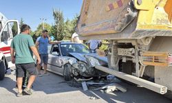 Kamyona arkadan çarpan genç sürücü yaralandı