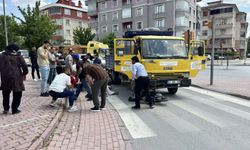 Kamyonetin altında kalan elektrikli bisiklette can pazarı: 3'ü çocuk 4 yaralı