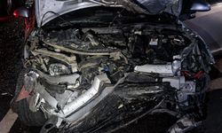 Bankette duran otomobile çarpan araç hurdaya döndü: 6 yaralı