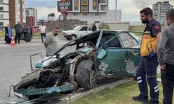 Refüje çıkan otomobil hurdaya döndü: 1’i ağır 4 yaralı