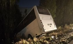 Servis aracı yol kenarına devrildi: 8 yaralı