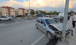 Aydınlatma direğine çarptı, takla attı: 1 ölü, 2 yaralı