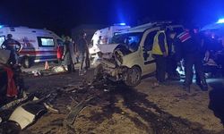 İki araç kafa kafaya çarpıştı: 4'ü ağır 8 yaralı
