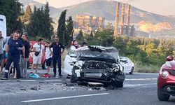 Tıra çarpan otomobil hurdaya döndü: 2 yaralı