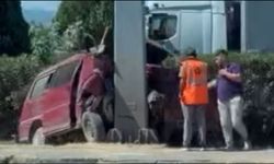 Panelvan yön tabelasına çarptı: 1 ölü, 2 yaralı
