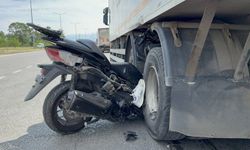 Motosiklet kamyonun tekerleri arasına ok gibi saplandı: Emekli komiser yardımcısı hayatını kaybetti
