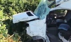 Servis minibüsünün lastiği patladı, direğe çarptı: 6 yaralı