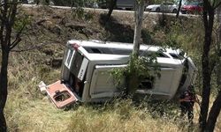 Yolcu minibüsü ile otomobil kaza yaptı; 14 yaralı