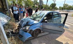 Otomobil önce kaldırıma sonra reklam tabelasına çarptı: 2 yaralı