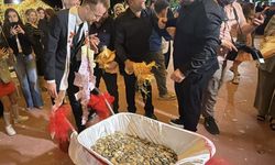 Damada düğün takısı: El arabasıyla getirdiler