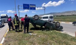 Takla atan otomobilde 2 kişi yaralandı