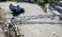 Takla atan otomobil aydınlatma direğine çarptı: 1 yaralı