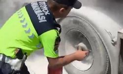 Yanmaya başlayan yakıt tankerini jandarma söndürdü